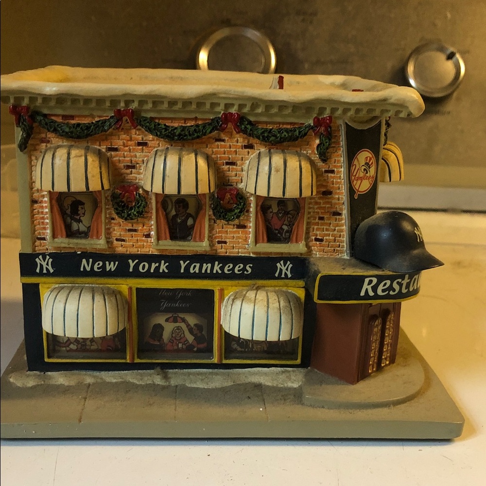 New York Yankees Collectible Miniature Restaurant Figurine - Navy & Cream